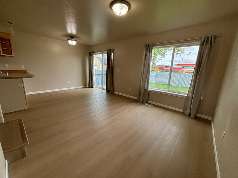Building Photo - 8819 Lakehurst Dr