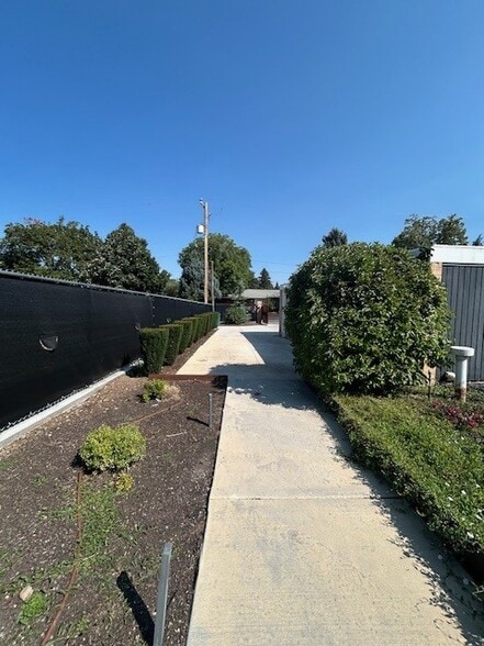 Building Photo - 2044 E Hedgewood Ct