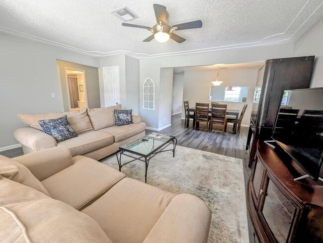 Building Photo - 1352 Riverside Cir
