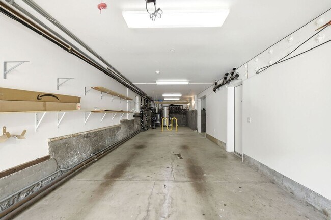 Building Photo - 1076 S Van Ness Ave