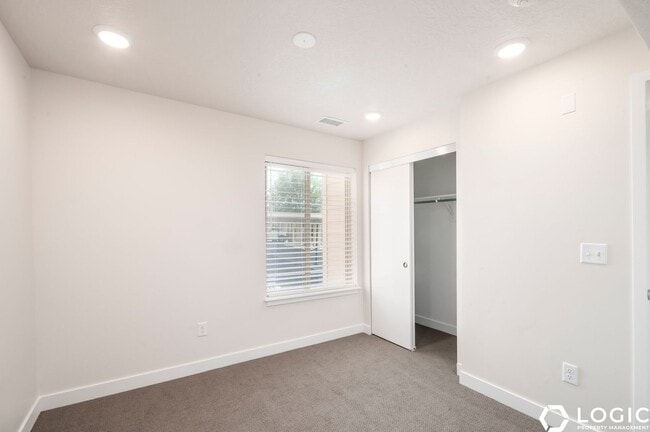 Building Photo - 1032 E 400 S