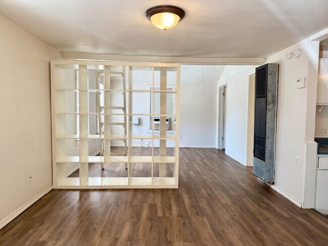 Building Photo - Great Rear Unit with Loft!
