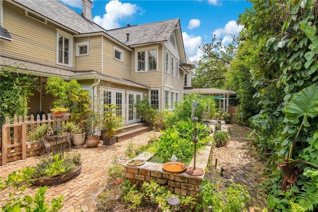 Building Photo - Queen Anne Victorian Estate