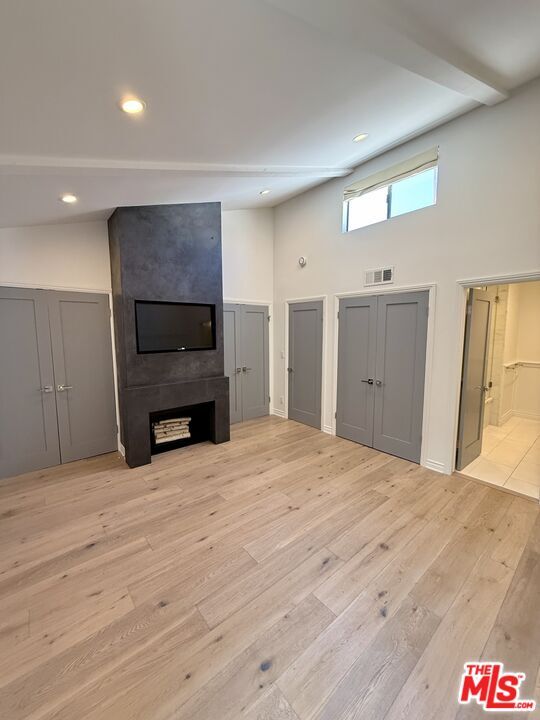 Building Photo - 853 Larrabee St