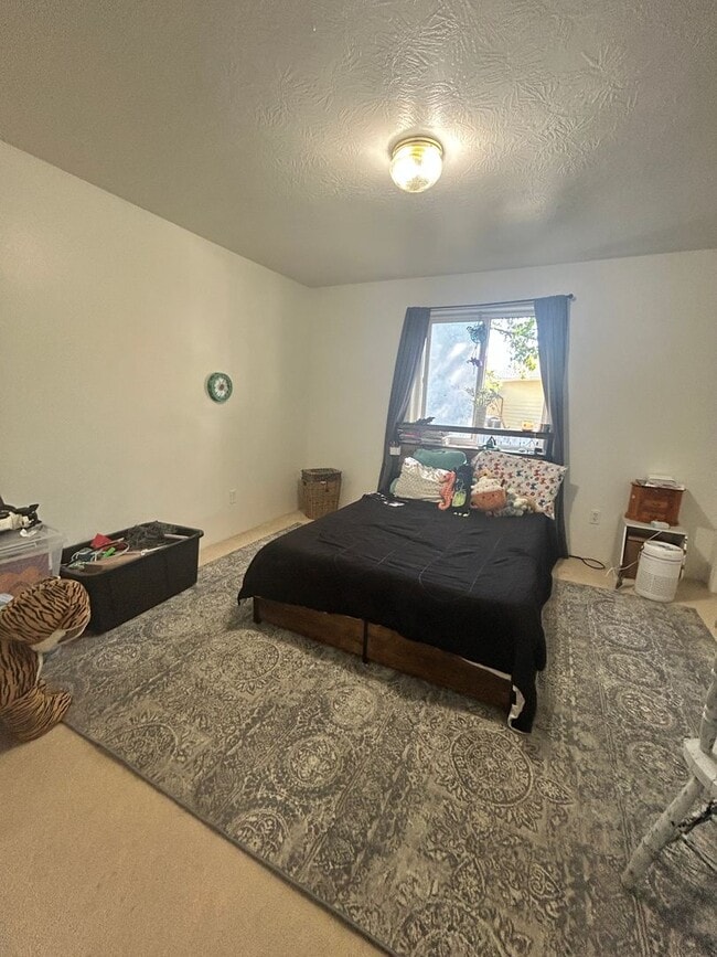 Building Photo - 3 bed 2 bath home in a great neighborhood