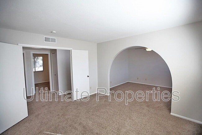 Building Photo - 401 W Utopia Rd