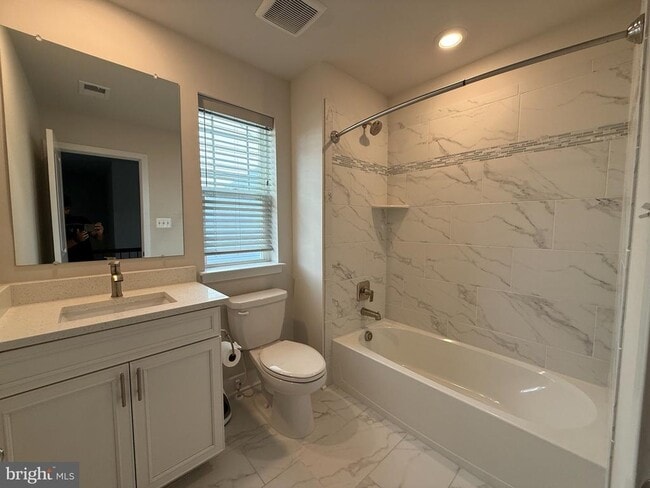 Building Photo - 1407 Pinkerton St