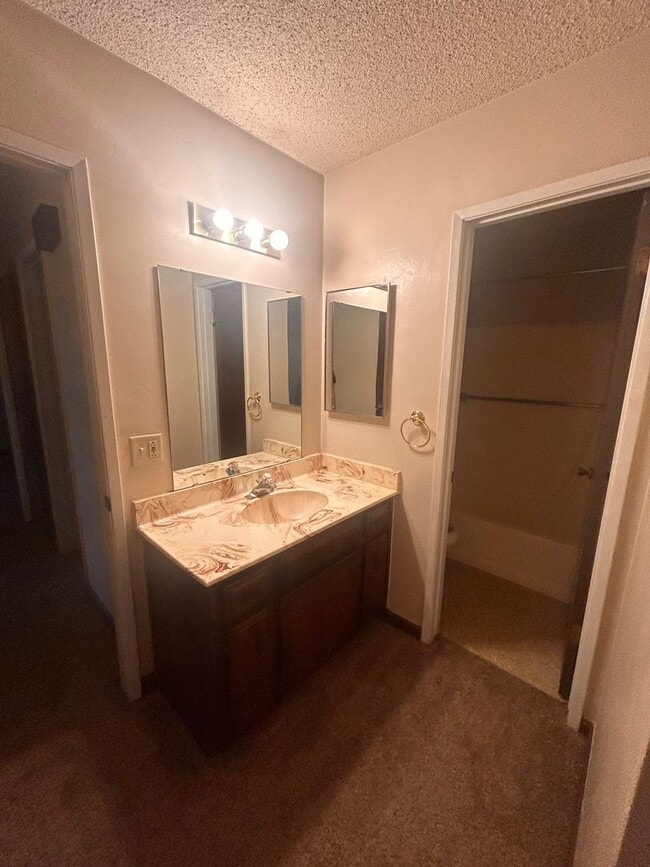 Building Photo - Cute home for rent in Visalia!