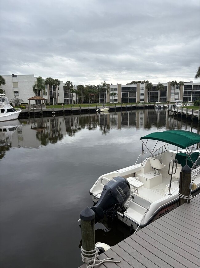 Building Photo - (55+) 1/1.5 WATERFRONT in Circle Bay Yacht Club