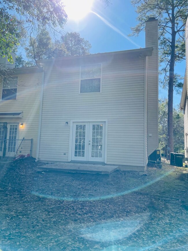 Building Photo - Spacious Townhouse off Hartsfield Road