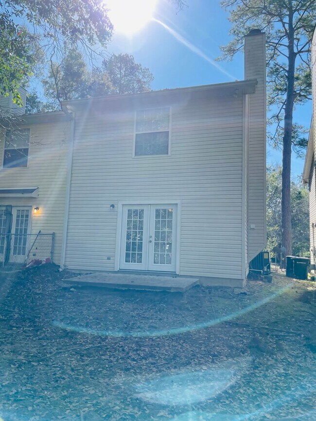 Building Photo - Townhouse off Hartsfield Road-$500 off first months rent!