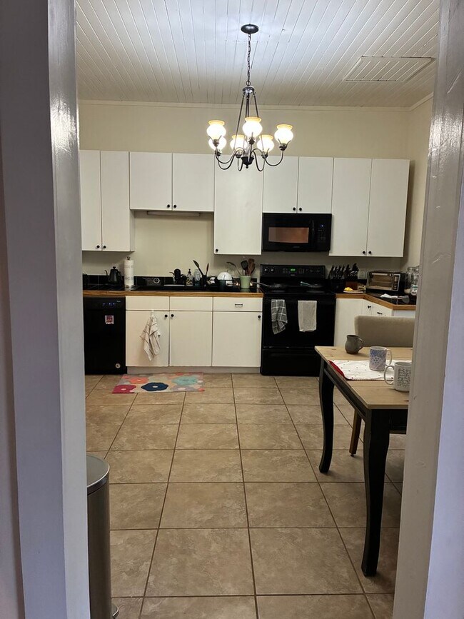 Building Photo - 3 Bedroom home near downtown and campus.