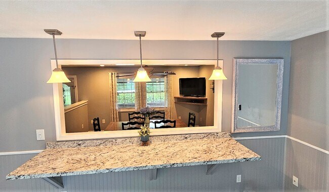 Building Photo - 895 Lower Clubhouse Drive