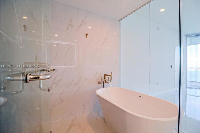 Building Photo - 700 NE 24th St