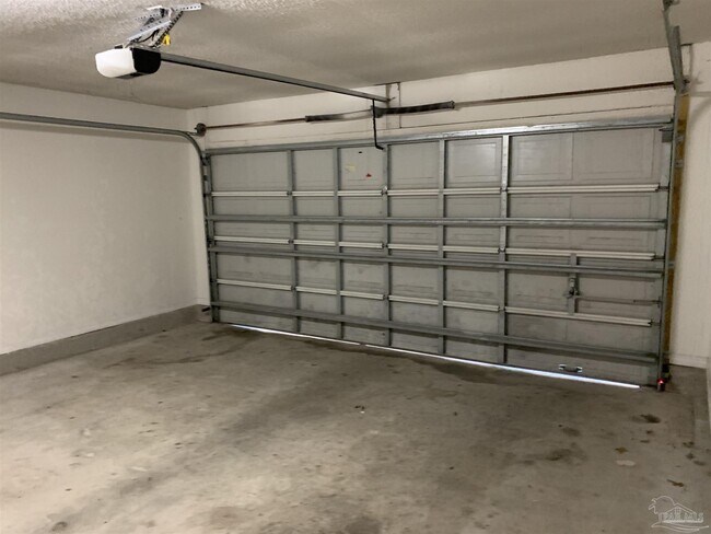 Building Photo - 4003 Lochmoor Dr