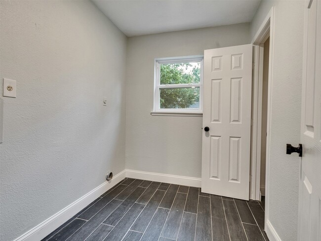 Building Photo - 2123 Quail Valley E Dr