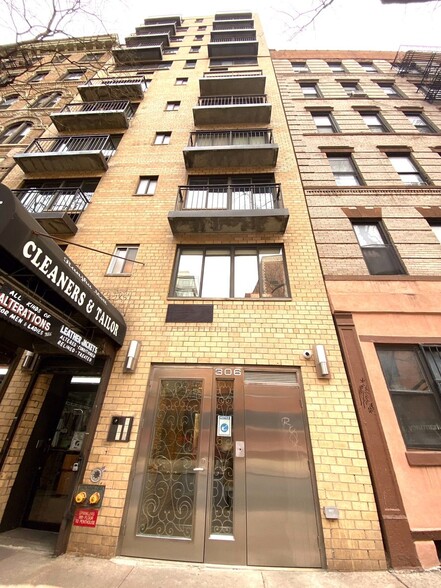 Building Photo - 306 Mott St