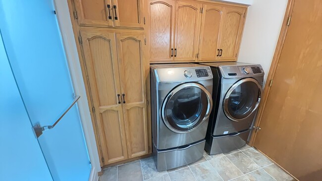 Building Photo - 4bd/3ba HUGE Home w/Hardwood Floors, Russian Fireplace, 2-Car Garage & Fenced Back Yard!