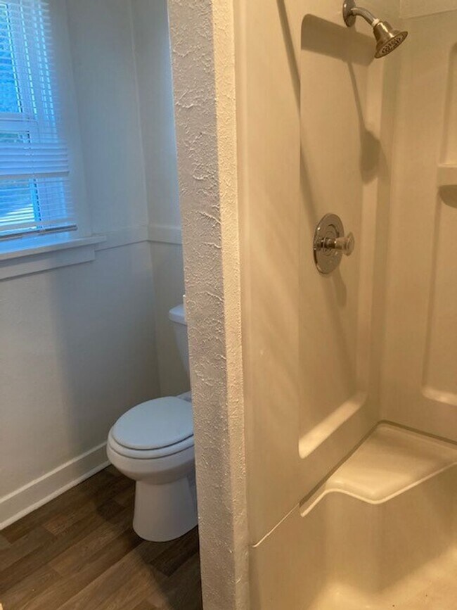 Building Photo - Great location, 2 bedroom, 1 bath home for rent