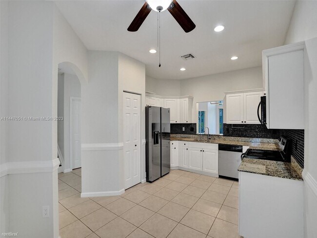 Building Photo - 4 br, 3.5 bath Townhome - 5127 Madison Lak...