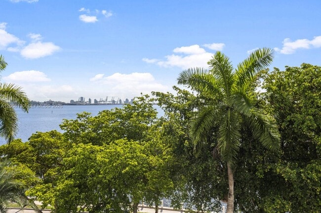 Building Photo - 1420 Brickell Bay Dr