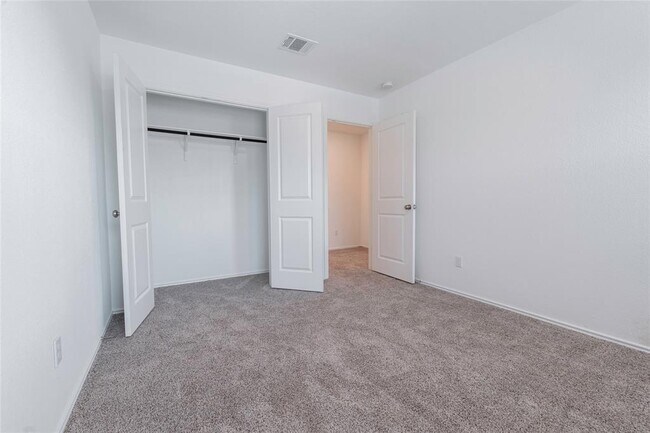 Building Photo - 913 Legends Ln