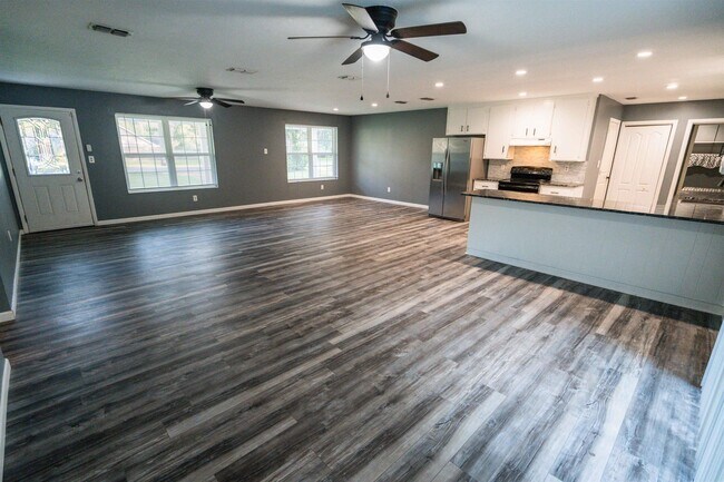 Building Photo - 2013 Shady Oaks Dr