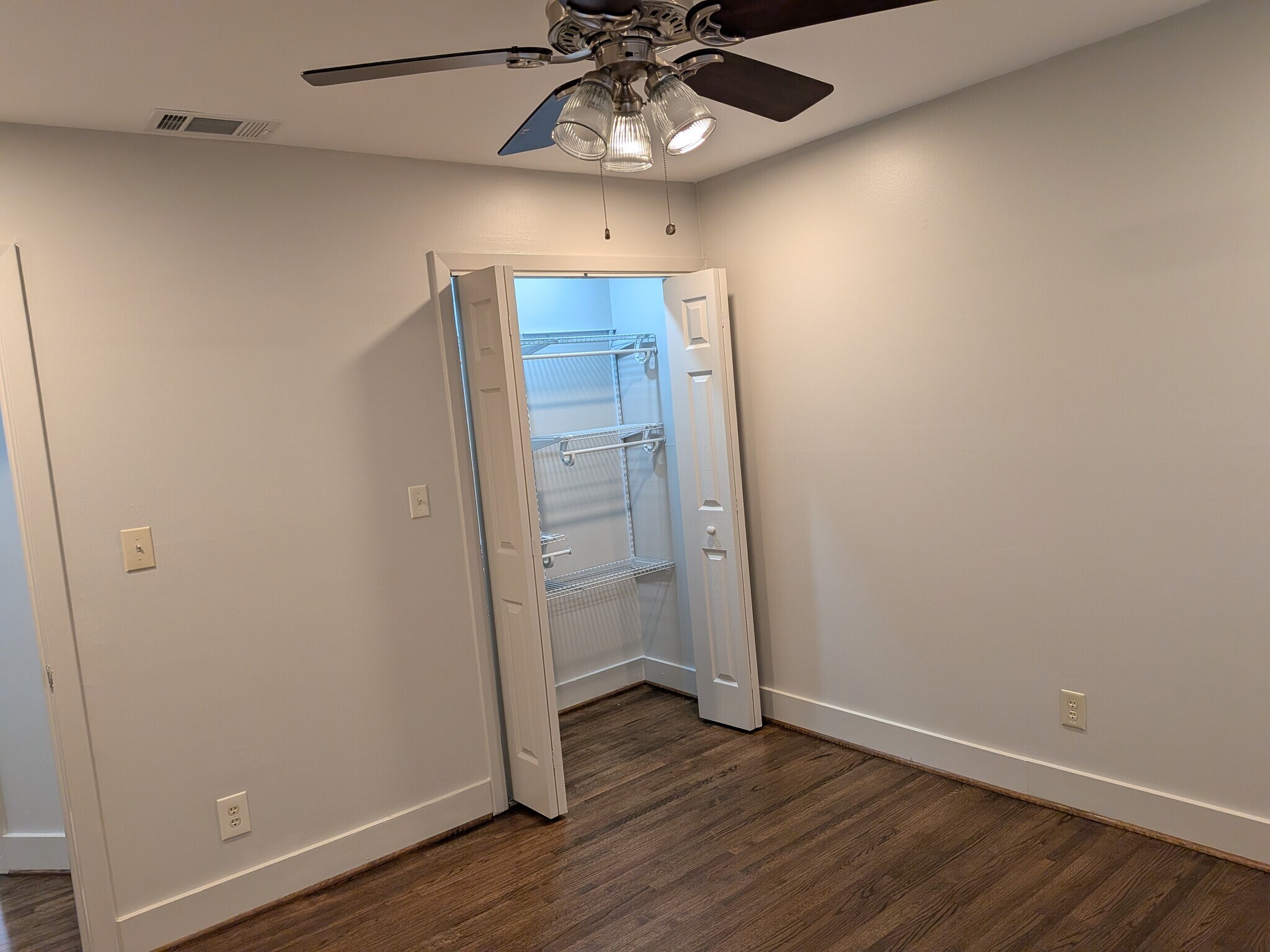 Building Photo - 1869 Montclaire Ln