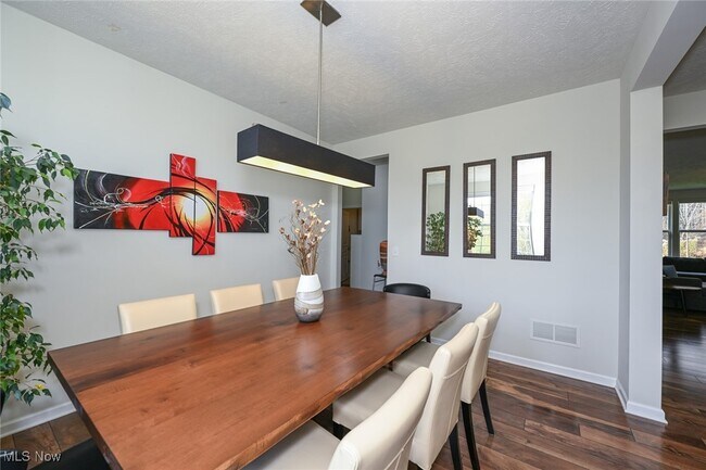 Building Photo - 4816 Lake View Dr