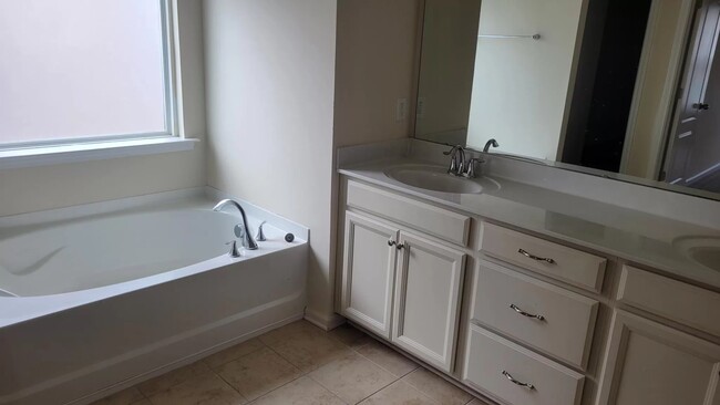 Building Photo - 107 Dellbrook St