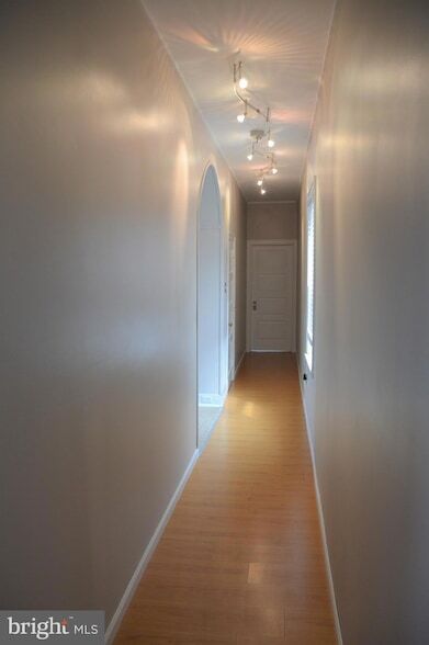 Building Photo - 3 S Sillyman St