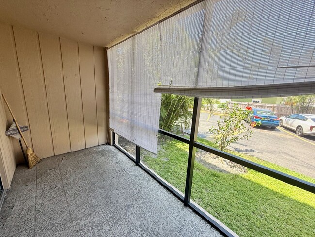 Building Photo - 2 bed 1 bath condo close to Siesta Key
