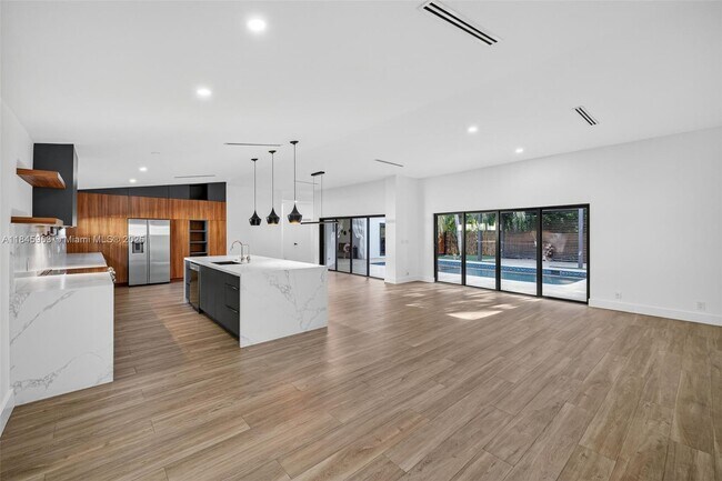 Building Photo - 1511 SW 30th Pl