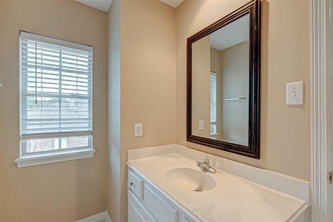 Building Photo - 910 Chinni Ct