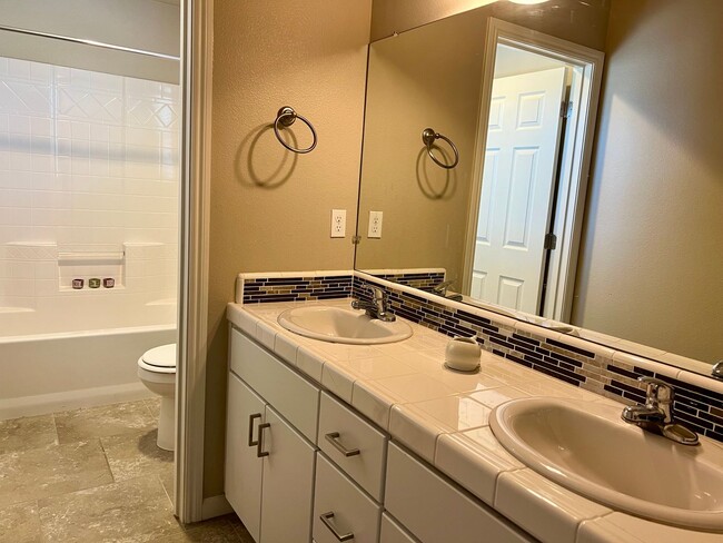 Building Photo - Stunning 3-Bed, 2.5-Bath Home Near Clovis ...