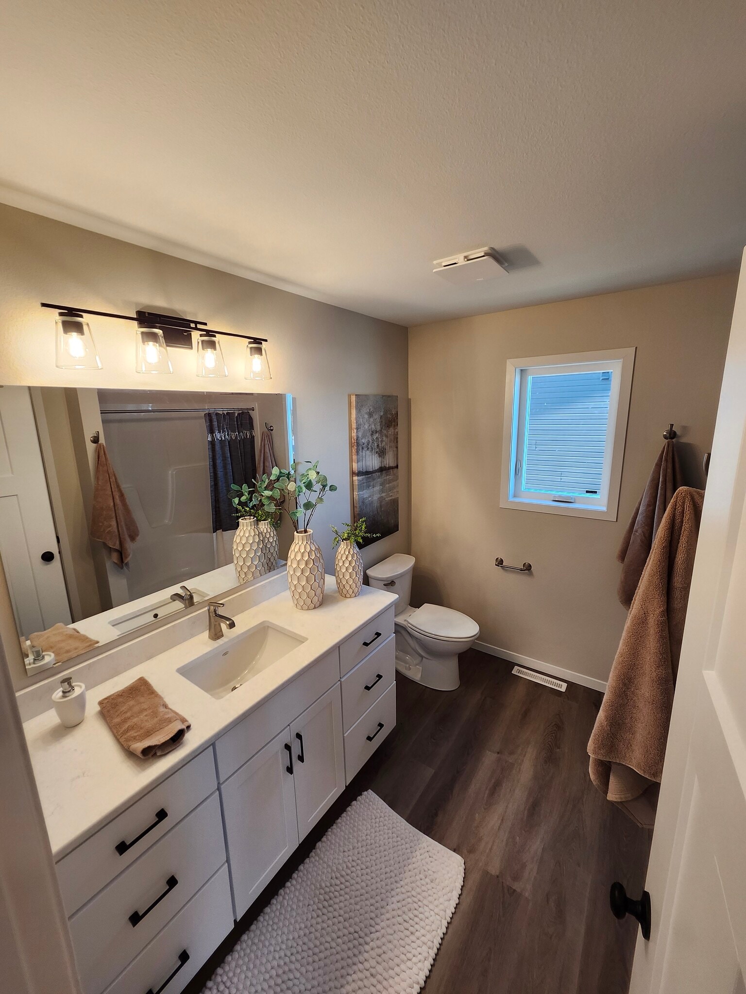 Primary bathroom - 5318 Welder Ave