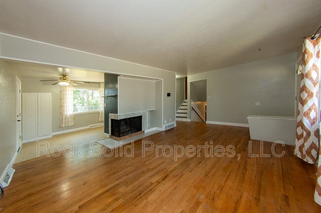 Building Photo - 4507 E 10th St