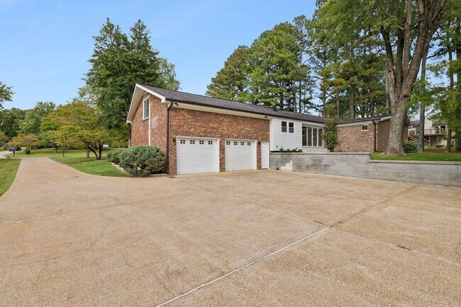 Building Photo - Completely renovated ranch 4BR/4BA ranch h...