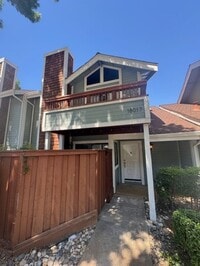 Building Photo - Super Adorable 3 Bedroom Townhouse!