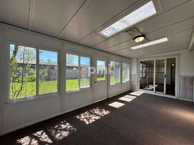 Building Photo - 404 Saginaw Dr