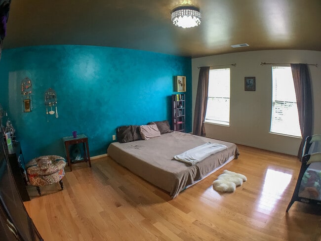 Building Photo - Large 4BR plus office, 3.5 BA,  2-car garage
