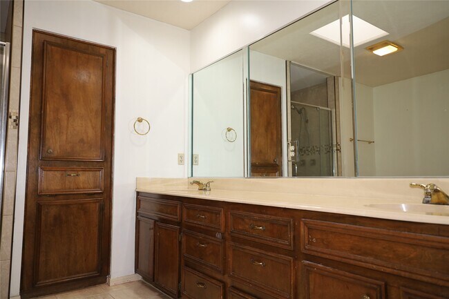 Building Photo - 9948 Twin Shores Dr