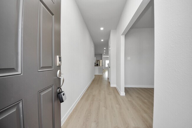 Building Photo - 473 Shoreview Dr