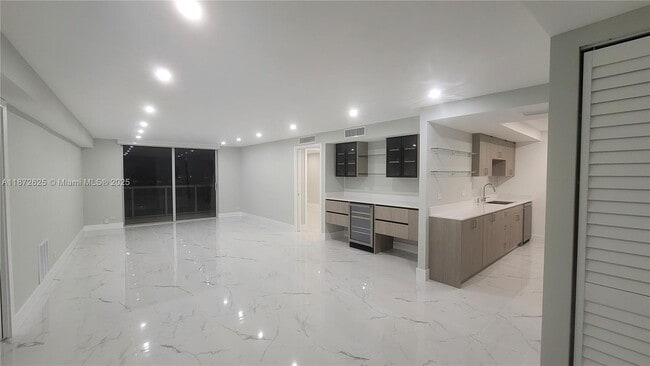 Building Photo - 6039 Collins Ave