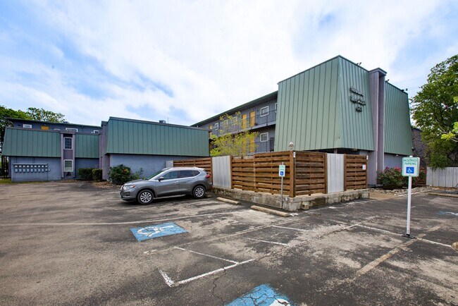 Building Photo - 2 Bed 1 Bath Condo by UT and CapMetro Stop