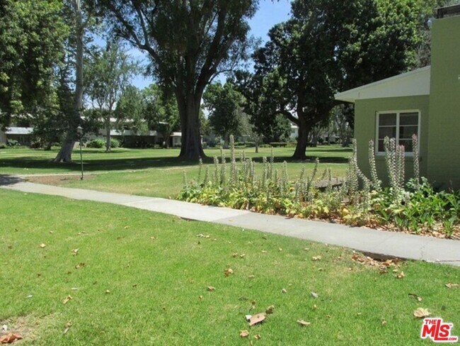 Building Photo - 5176 Village Green