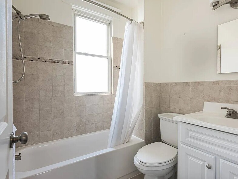 Building Photo - 1008 8th St NE