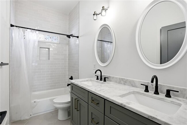 Building Photo - 1025 Oak St SW