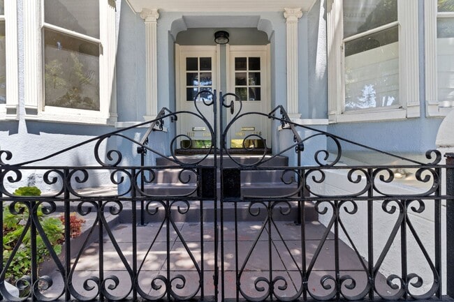 Building Photo - 2 Bed, 2 Bath Victorian Style Condo with M...