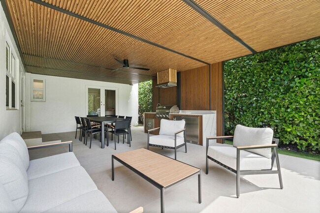 Building Photo - 634 W 47th St